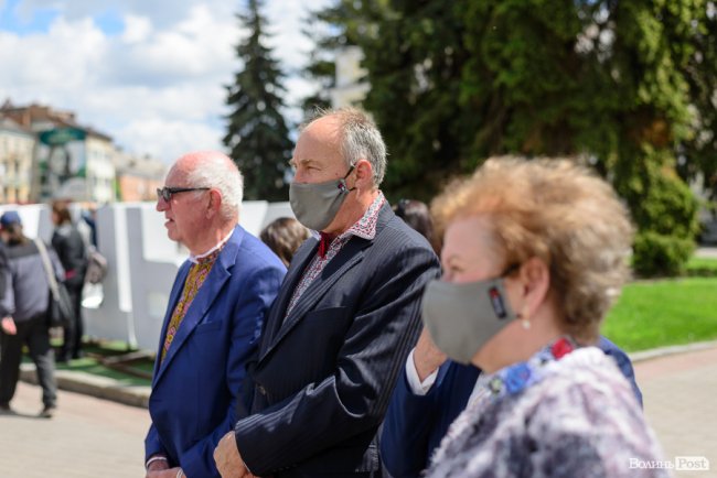 Безліч кольорів, орнаментів і візерунків: лучани у вишиванках – у центрі міста. ФОТОРЕПОРТАЖ 