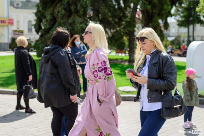 Безліч кольорів, орнаментів і візерунків: лучани у вишиванках – у центрі міста. ФОТОРЕПОРТАЖ 