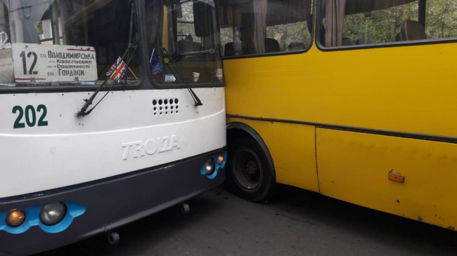 Аварія у Луцьку: зіткнулись маршрутка і тролейбус. ФОТО