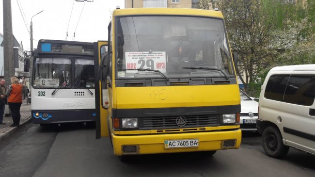 Аварія у Луцьку: зіткнулись маршрутка і тролейбус. ФОТО