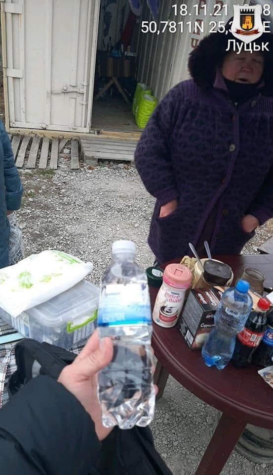 У Луцьку на авторинку викрили жінку, яка торгувала сурогатним спиртним