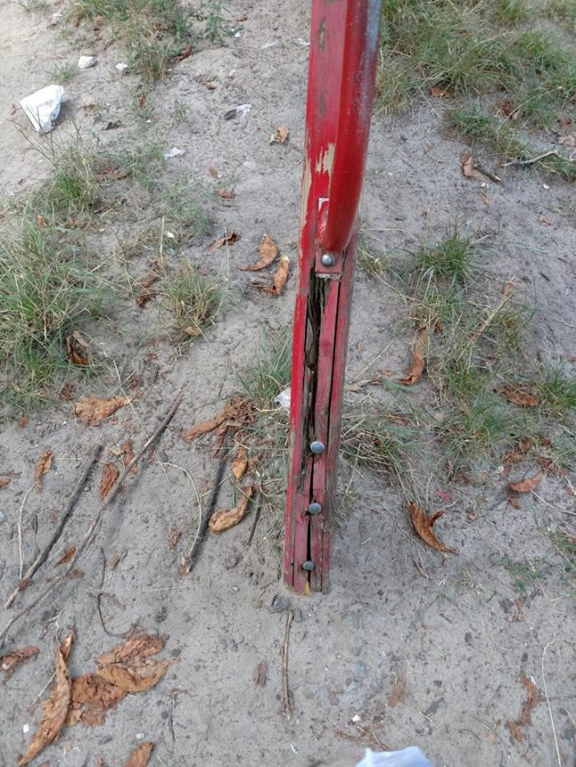 У ковельському дворі стоїть небезпечна гойдалка. ФОТО