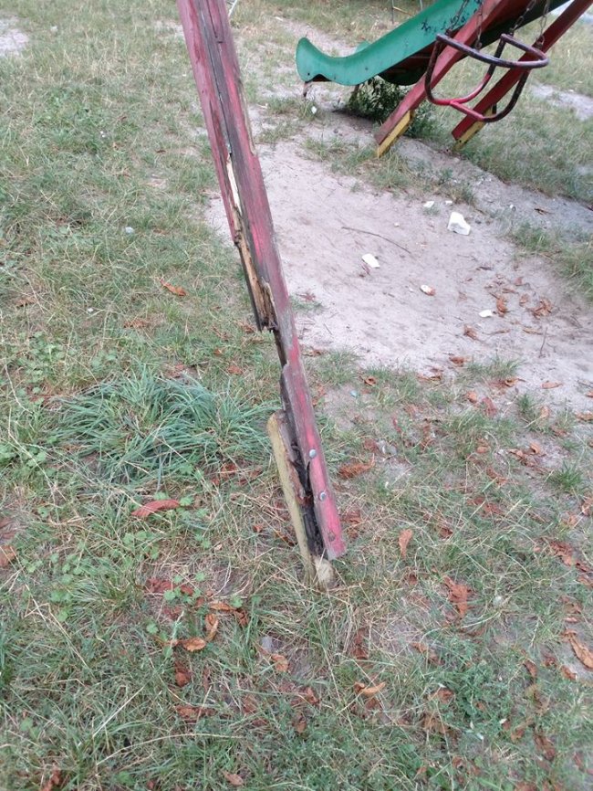 У ковельському дворі стоїть небезпечна гойдалка. ФОТО