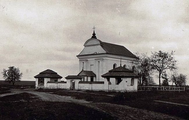 Це православна церква св. Параскеви у неіснуючій сьогодні Церківці на Ковельщині. Храм, зведений наприкінці XVIII ст., щасливо уникнув масової російської синодальної перебудови і зберіг риси західноєвропейської архітектури до часу повного знищення і висел