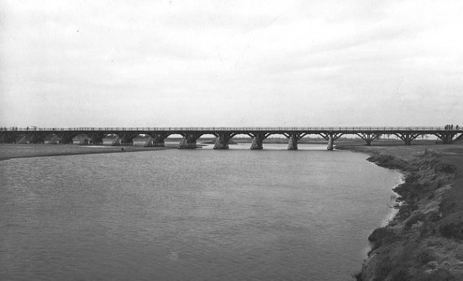 Такий міст-велетень з’єднував колись береги зовсім не найбільшої волинської річки – Случі і був побудований між двома світовими війнами у селі Глушиця, в колишньому Сарненському повіті. Проіснував він недовго і був спалений у 1941 році радянськими війська