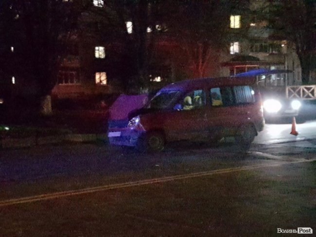 Поблизу луцької лікарні зіткнулися фургон і легковик