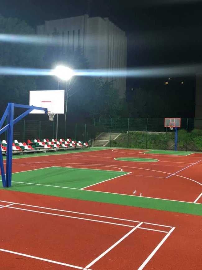 У Луцьку встановили освітлення на баскетбольному майданчику біля парку. ФОТО