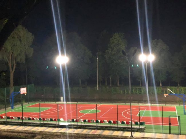 У Луцьку встановили освітлення на баскетбольному майданчику біля парку. ФОТО