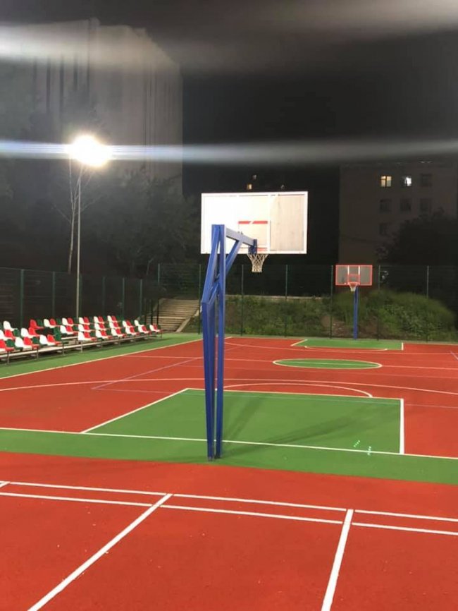 У Луцьку встановили освітлення на баскетбольному майданчику біля парку. ФОТО