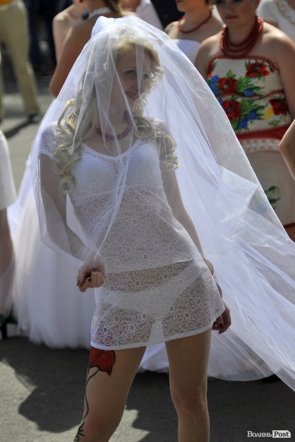 Парад наречених у Луцьку. ФОТО