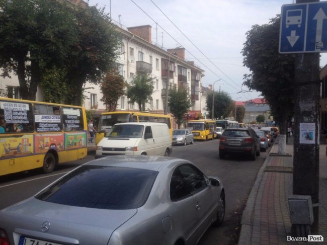 У центрі Луцька – аварія за участю маршрутки