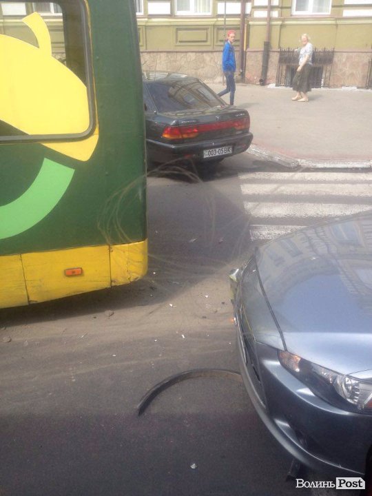 У центрі Луцька – аварія за участю маршрутки