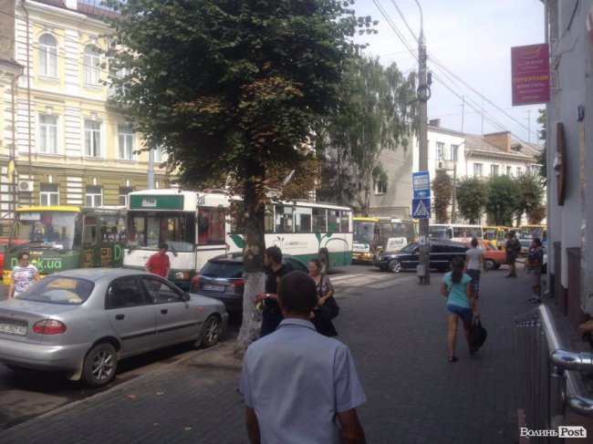 У центрі Луцька – аварія за участю маршрутки