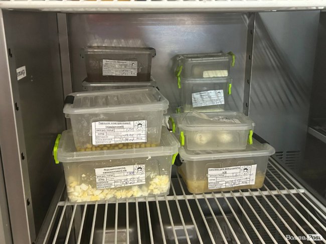 У яких умовах готують і зберігають їжу в «Пузатій хаті»: кухню ресторану показали зсередини. ФОТО