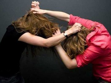 Повалила на землю  і наносила удари по голові: у Ковелі жінка побила рідну сестру