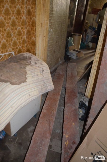 Історія без терміну давності: за мешканців аварійного будинку «взялися» у Луцькраді. ФОТО