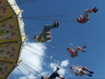 У Китаї зламався атракціон, на якому каталися люди: майже два десятки травмувалися. ВІДЕО