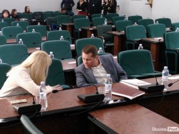 Скандальну сесію Луцькради перенесли на годину