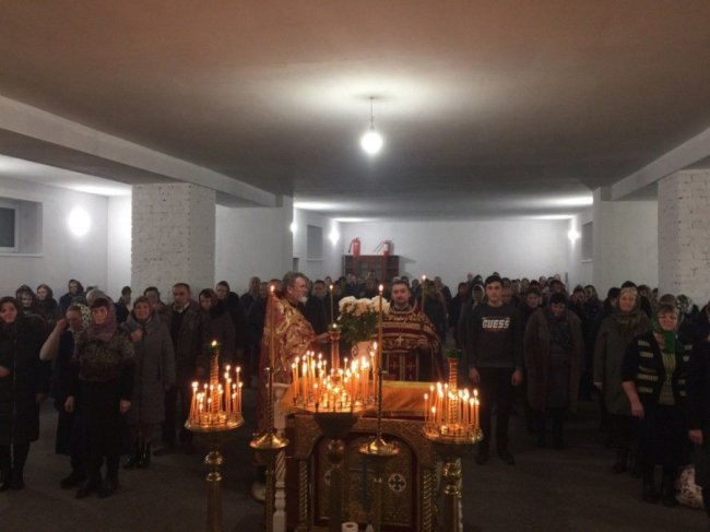 Волинська громада, у якої дотла згорів храм, розпочала звершення постійних богослужінь у новій церкві. ФОТО