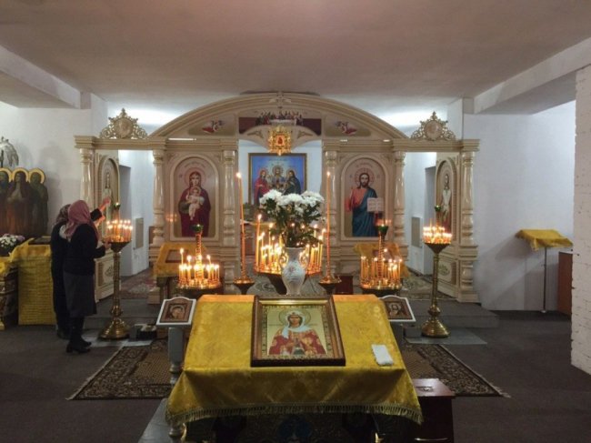 Волинська громада, у якої дотла згорів храм, розпочала звершення постійних богослужінь у новій церкві. ФОТО