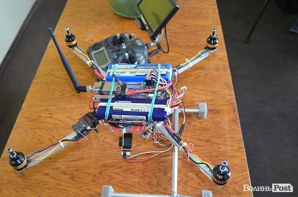 Луцькі умільці презентували каски та безпілотники для АТО. ФОТО