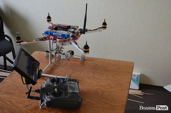 Луцькі умільці презентували каски та безпілотники для АТО. ФОТО