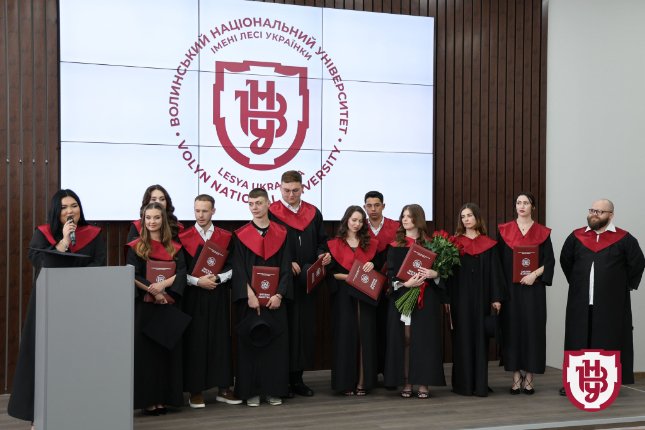 Омріяні дипломи і клятва Гіппократа: у ВНУ – перший випуск магістрів-медиків. ФОТО
