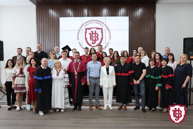 Омріяні дипломи і клятва Гіппократа: у ВНУ – перший випуск магістрів-медиків. ФОТО