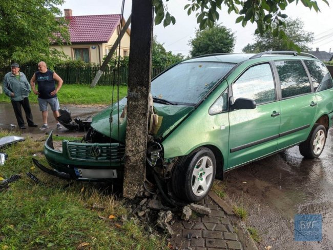На перехресті у Нововолинську – аварія, одна з автівок врізалась в електроопору. ФОТО
