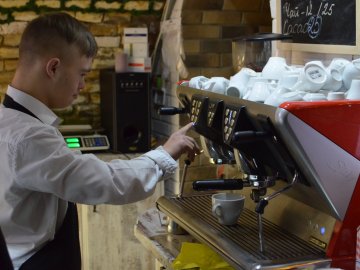 У Луцьку відкрили першу кав’ярню, де працюють «сонячні» хлопці. ФОТО