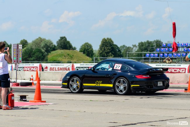 У Луцьку стартували видовищні змагання дрег-рейсерів. ФОТО