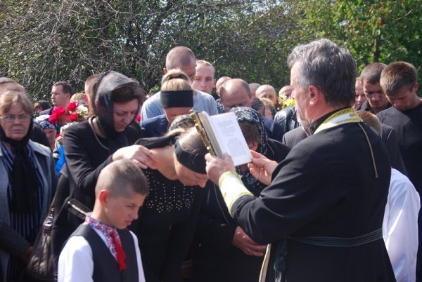 Під Луцьком прощалися з загиблим бійцем. ФОТО