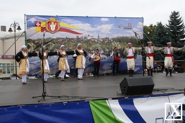 Іноземці вчили лучан танцювати. ФОТО
