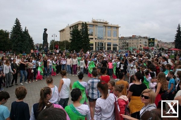 Іноземці вчили лучан танцювати. ФОТО