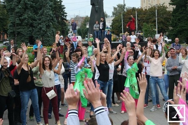 Іноземці вчили лучан танцювати. ФОТО