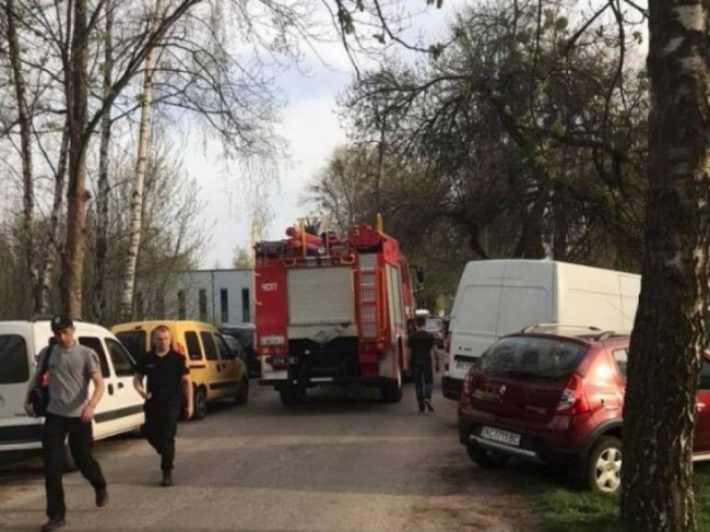 «Автоандони» у луцькому парку перегородили шлях пожежникам. ФОТО