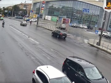 У Луцьку камери зняли, як водій промчав на «червоний». ВІДЕО