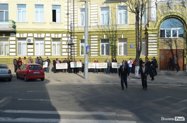 У Луцьку пікетують прокуратуру. ФОТО