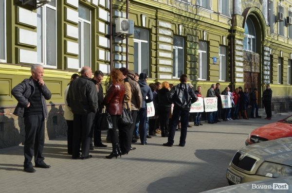 У Луцьку пікетують прокуратуру. ФОТО