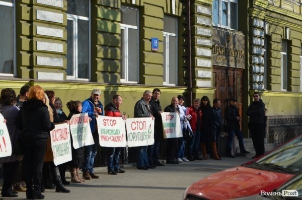 У Луцьку пікетують прокуратуру. ФОТО
