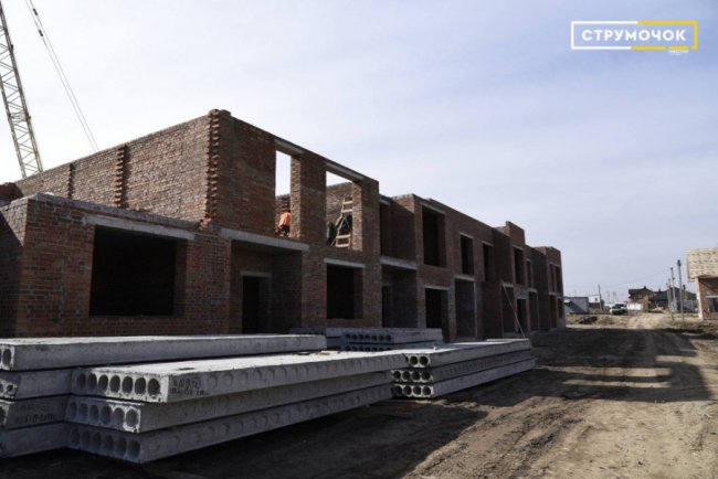 У ЖК «Струмочок» біля Луцька перша секція таунхаусів готова на 40%. ФОТО*