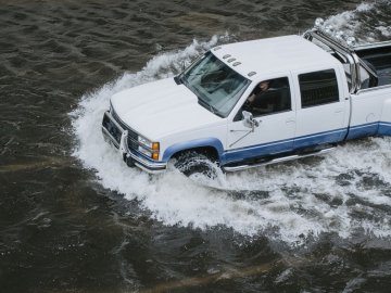 На Волині автомобіль, в якому заснули рибалки, скотився у ставок