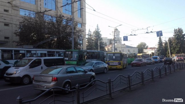 У центрі Луцька – транспортний колапс. ОНОВЛЕНО