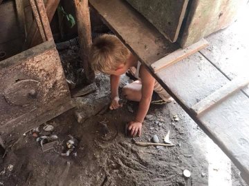 Боїться людей і не розмовляє: на Івано-Франківщині волонтери знайшли хлопчика-мауглі