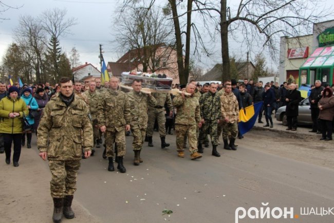 Люди на колінах зустріли тіло Героя в Шацьку