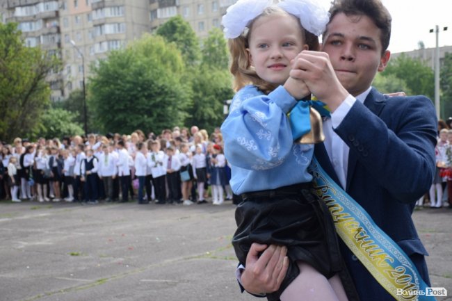Емоції від драйву до сліз: останній дзвоник у луцькій школі №25. ФОТО