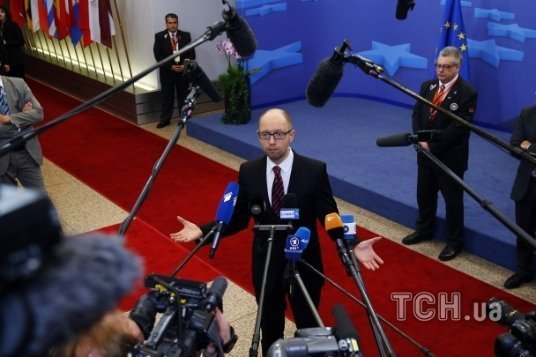Як Яценюк підписував «політичну» угоду з ЄС. ФОТО