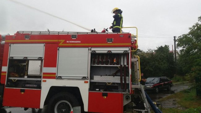 У місті на Волині після зливи затопило вулицю: задіяли рятувальників 