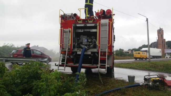 У місті на Волині після зливи затопило вулицю: задіяли рятувальників 