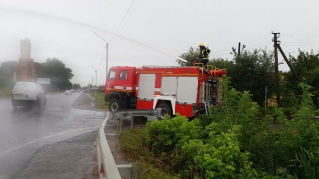 У місті на Волині після зливи затопило вулицю: задіяли рятувальників 